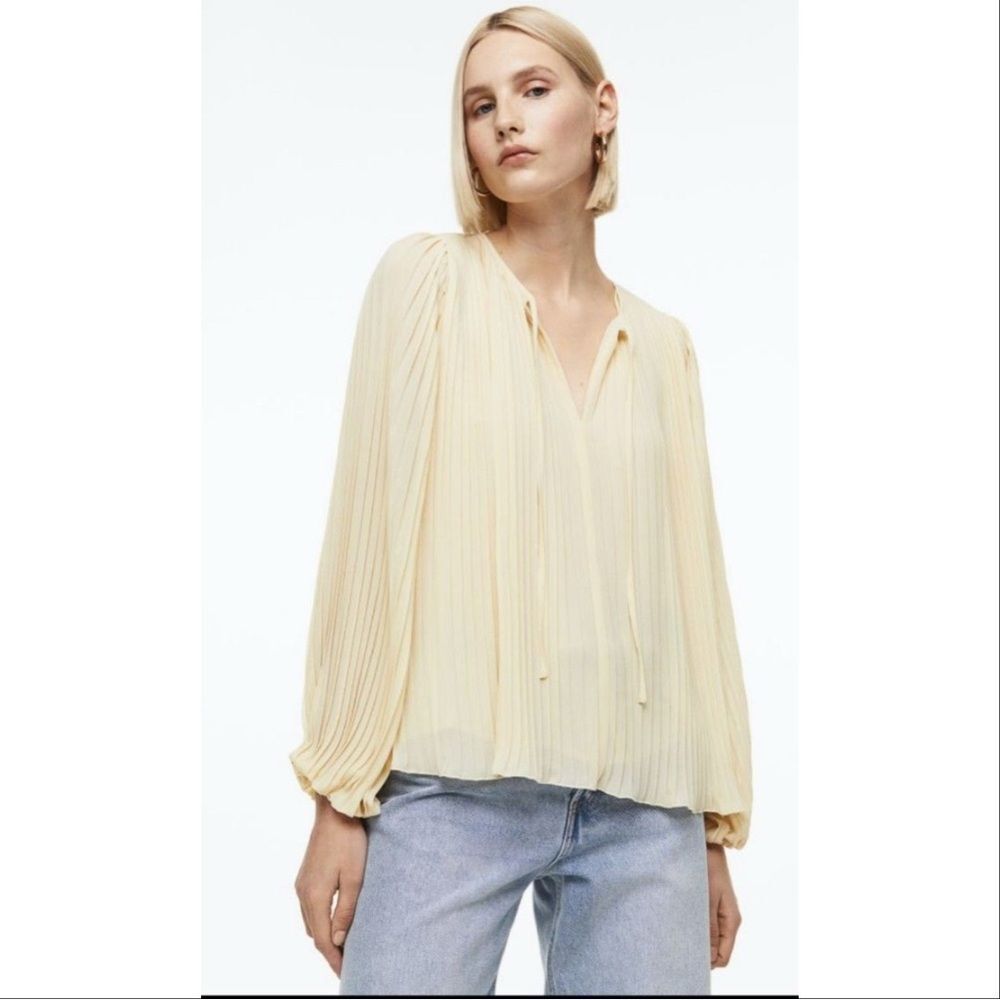 H&M Pleated Billow Sleeve Chiffon Tie Neck Swing Blouse‎ Cream Medium